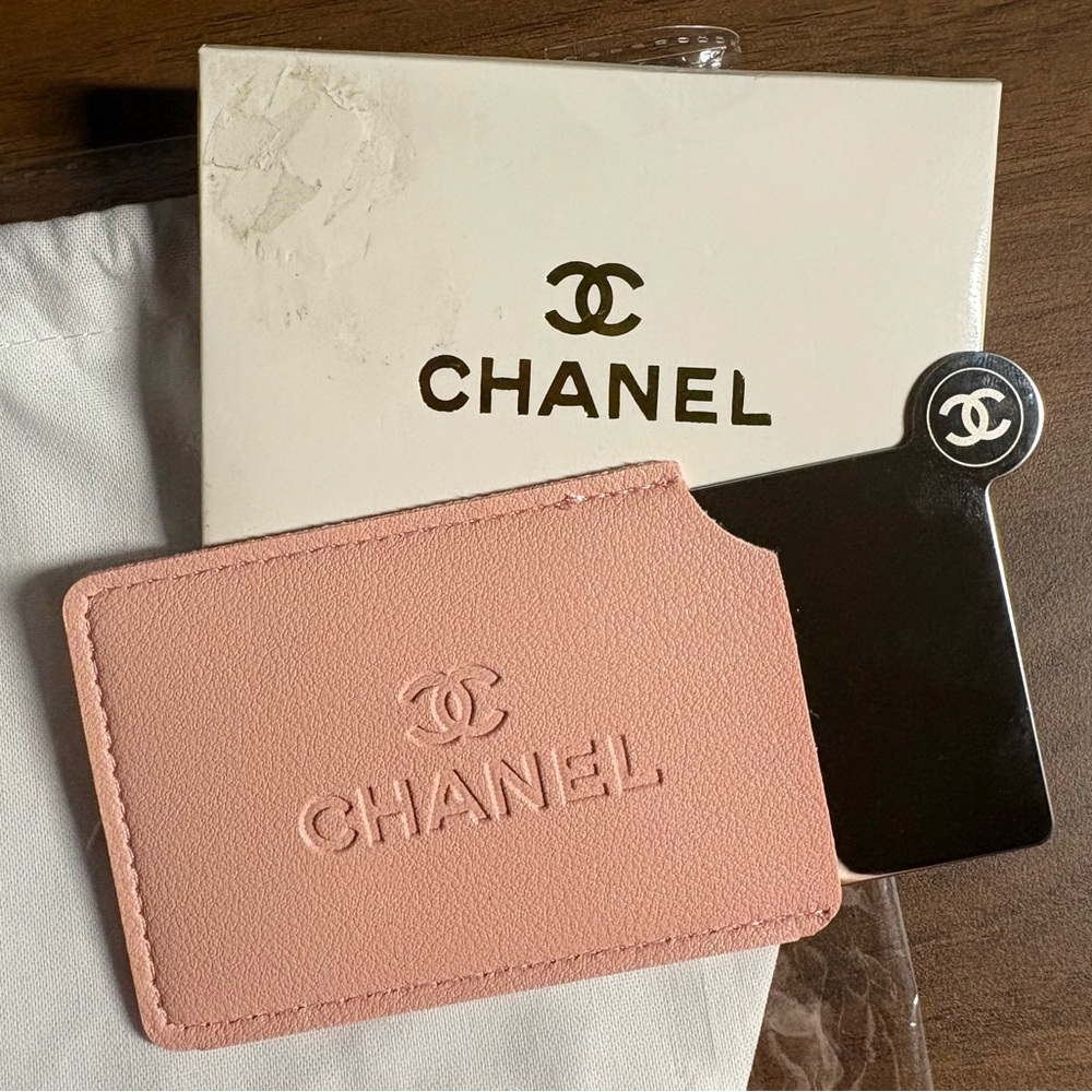 CHANEL Makeup Kabuki Brush w/Card Mirror and a Bonus Travel Bag - Picture 3 of 5